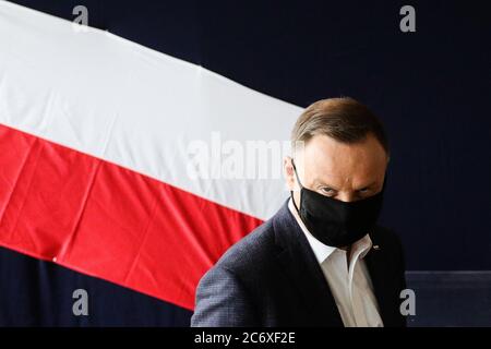 Der polnische Präsident Andrzej Duda blickt direkt auf die Kamera, bevor er im Wahllokal seine Stimme abgegeben hat. Der amtierende Präsident von Polen Andrz Stockfoto