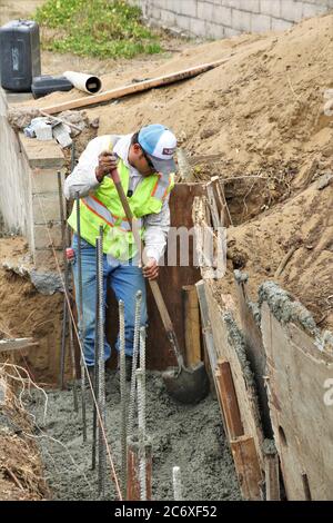 Mexikanische Arbeiter bauen eine Zement Stützmauer mit Blick auf Morro Bay Mündung in Zentral-Kalifornien Installation Grundmauern re Bar Stockfoto