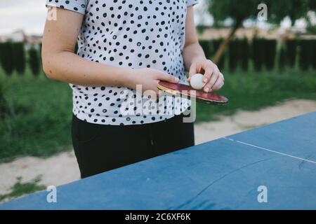 Mädchen hält ein Tischtennis Paddel und Ball Stockfoto