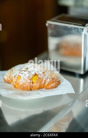 Süßes Brioche Croissant gebackenes Gebäck und frische Sahne zum Frühstück Stockfoto