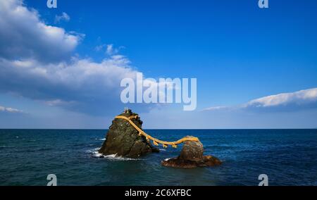 Meoto-iwa Felsen und Wolken am Nachmittag, Präfektur Mie, Japan Stockfoto