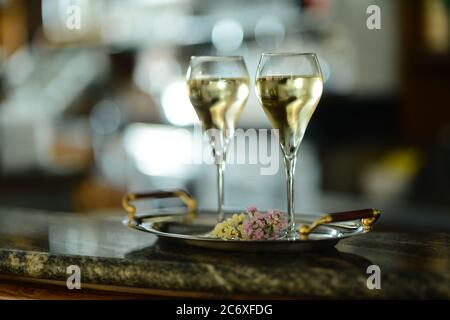 Zwei Gläser süßen Weißwein Malvasia für romantische Feier Stockfoto