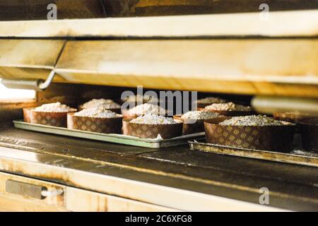 Backen Sie eine Gruppe von Panettone italienischen weihnachten süßen Kuchen in profi-Backofen Stockfoto