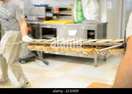 Backen Sie eine Gruppe von Panettone italienischen weihnachten süßen Kuchen in profi-Backofen Stockfoto