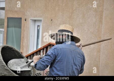 Mexikanische Arbeiter bauen eine Zementmauer mit Blick auf Morro Bay Mündung in Zentral-Kalifornien Stockfoto