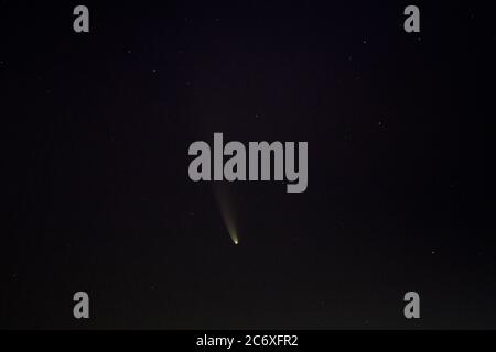Washington DC, USA. Juli 2020. Komet NEOWISE wird vor Sonnenaufgang über Washington, DC, am 12. Juli 2020 gesehen. Der Komet wurde am 27. März vom Near-Earth Object Wide-Field Infrared Survey Explorer der NASA entdeckt. Seitdem wurde der Komet, Komet C/2020 F3 NEOWISE genannt und Komet NEOWISE genannt, von mehreren NASA-Raumfahrzeugen entdeckt, darunter Parker Solar Probe, NASA's Solar and Terrestrial Relations Observatory, ESA/NASA Solar and Heliospheric Observatory und Astronauten an Bord der Internationalen Raumstation. Kredit: UPI/Alamy Live Nachrichten Stockfoto
