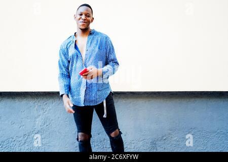 Junger schwarzer Mann mit seinem Smartphone Stockfoto