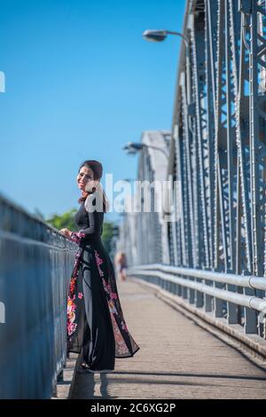 Schöne Frau zu Fuß über Truong Tien Brücke in Hue / Vietnam Stockfoto