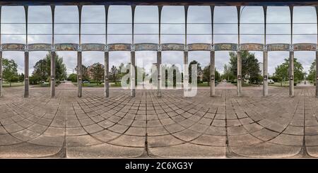 360 Grad Panorama Ansicht von 360 Grad Panorama: Künstlerisches Denkmal von Säulen mit dem Horoskop und dem Planeten Erde, in Tres Laredos Park, Laredo, Kantabrien, Spanien, Europa.