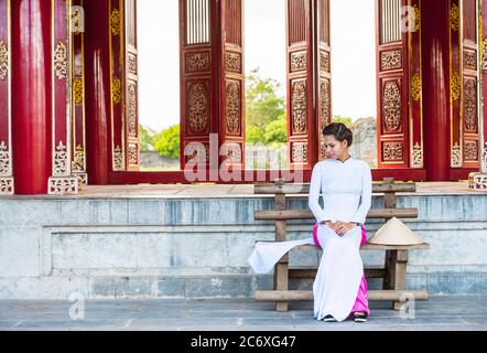 Schöne Frau, die den Kaiserpalast in Hue / Vietnam erkundet Stockfoto