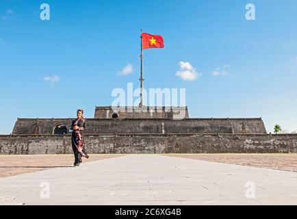 Schöne Frau an der kaiserlichen Festung in Hue / Vietnam Stockfoto