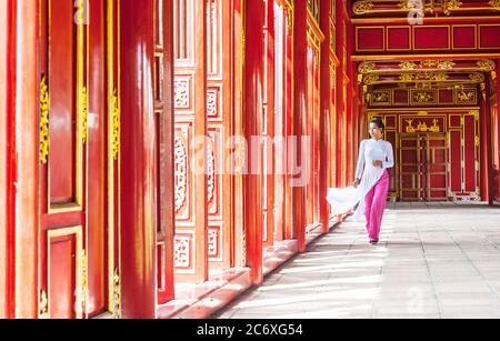 Schöne Frau, die den Kaiserpalast in Hue / Vietnam erkundet Stockfoto