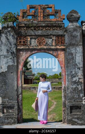 Schöne Frau, die den Kaiserpalast in Hue / Vietnam erkundet Stockfoto