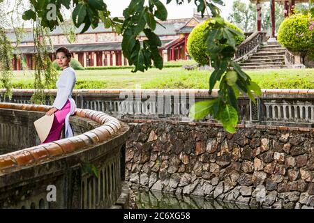 Schöne Frau, die den Kaiserpalast in Hue / Vietnam erkundet Stockfoto