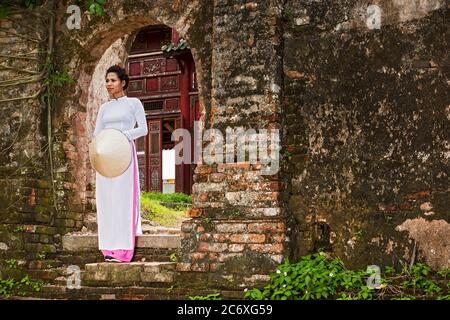 Schöne Frau, die den Kaiserpalast in Hue / Vietnam erkundet Stockfoto