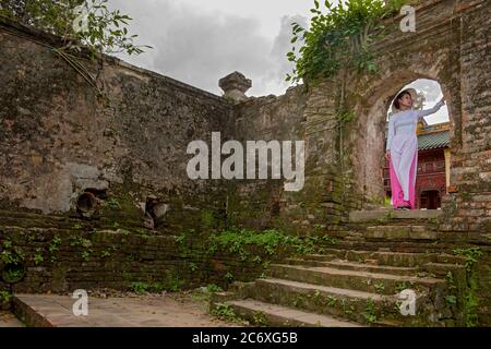 Schöne Frau, die den Kaiserpalast in Hue / Vietnam erkundet Stockfoto