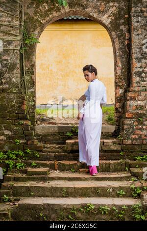 Schöne Frau, die den Kaiserpalast in Hue / Vietnam erkundet Stockfoto