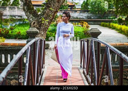 Schöne Frau, die den Kaiserpalast in Hue / Vietnam erkundet Stockfoto