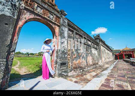 Schöne Frau, die den Kaiserpalast in Hue / Vietnam erkundet Stockfoto