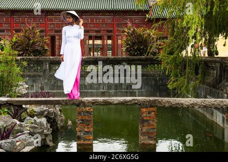 Schöne Frau, die den Kaiserpalast in Hue / Vietnam erkundet Stockfoto