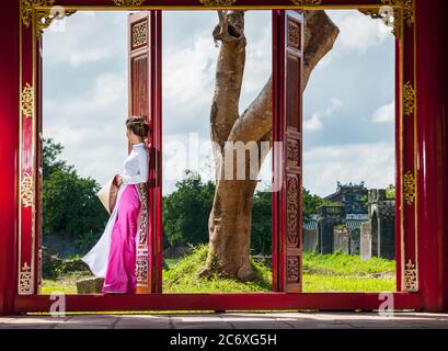 Schöne Frau, die den Kaiserpalast in Hue / Vietnam erkundet Stockfoto