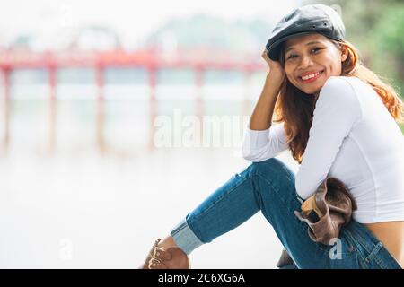 Schöne Frau entspannen am Hoan Kiem See in Hanoi / Vietnam Stockfoto