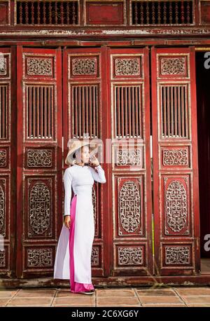 Schöne Frau, die den Kaiserpalast in Hue / Vietnam erkundet Stockfoto