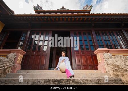 Schöne Frau, die den Kaiserpalast in Hue / Vietnam erkundet Stockfoto