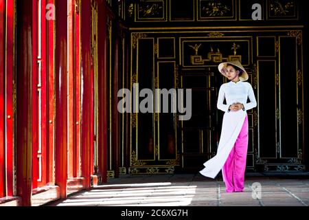 Schöne Frau, die den Kaiserpalast in Hue / Vietnam erkundet Stockfoto