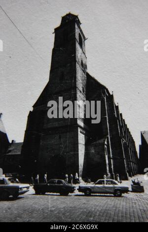 Feine 70er Jahre Vintage schwarz-weiß Lifestyle Street Fotografie von einer imposanten Kirche. Stockfoto