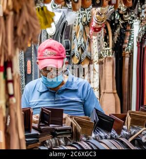 Hispanische Ladenbesitzer trägt Gesichtsmaske auf dem Markt in Morelia Mexiko Stockfoto