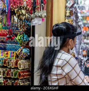Hispanische Ladenbesitzer trägt Gesichtsmaske auf dem Markt in Morelia Mexiko Stockfoto