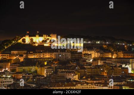 Nachtansicht der Altstadt und des Castelo Sao Jorge vom Aussichtspunkt Sao Pedro de Alcantara (miradouro), in Lissabon, Portugal Stockfoto