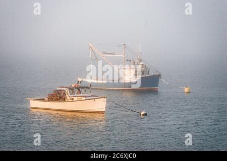 Zwei Fischerboote im Hafen von Lubec, Maine Stockfoto