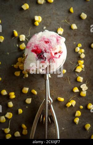 Süßes Maiseis mit Brombeersauce Stockfoto