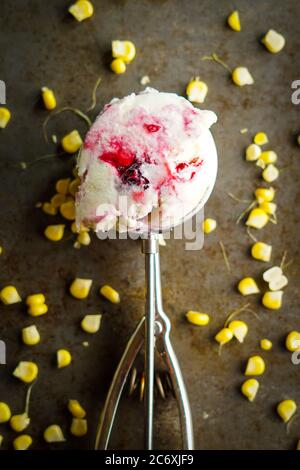Süßes Maiseis mit Brombeersauce Stockfoto