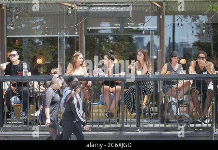 Vancouver, Kanada. Juli 2020. Am 12. Juli 2020 essen die Menschen in einem Restaurant, ohne physische Distanzierung zu üben. In der vergangenen Woche ist die Zahl der Neuerkrankungen in British Columbia stetig gestiegen. Am 10. Juli verkündeten die Gesundheitsbehörden der Provinz 25 neue Fälle, die größte Zunahme seit Anfang Mai. Ein UBC-Experte sagt, es gibt eine Möglichkeit, dass B.C. zu Sperrbedingungen zurückkehren könnte, wenn COVID-19 Fallzahlen weiter steigen. Quelle: Liang Sen/Xinhua/Alamy Live News Stockfoto