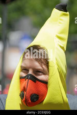 Vancouver, Kanada. Juli 2020. Ein Bewohner mit einer Gesichtsmaske wird in Vancouver, British Columbia, Kanada, am 12. Juli 2020 gesehen. In der vergangenen Woche ist die Zahl der Neuerkrankungen in British Columbia stetig gestiegen. Am 10. Juli verkündeten die Gesundheitsbehörden der Provinz 25 neue Fälle, die größte Zunahme seit Anfang Mai. Ein UBC-Experte sagt, es gibt eine Möglichkeit, dass B.C. zu Sperrbedingungen zurückkehren könnte, wenn COVID-19 Fallzahlen weiter steigen. Quelle: Liang Sen/Xinhua/Alamy Live News Stockfoto