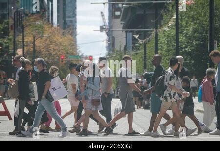 Vancouver, Kanada. Juli 2020. Am 12. Juli 2020 laufen Menschen in Vancouver, British Columbia, Kanada, über eine Straße. In der vergangenen Woche ist die Zahl der Neuerkrankungen in British Columbia stetig gestiegen. Am 10. Juli verkündeten die Gesundheitsbehörden der Provinz 25 neue Fälle, die größte Zunahme seit Anfang Mai. Ein UBC-Experte sagt, es gibt eine Möglichkeit, dass B.C. zu Sperrbedingungen zurückkehren könnte, wenn COVID-19 Fallzahlen weiter steigen. Quelle: Liang Sen/Xinhua/Alamy Live News Stockfoto