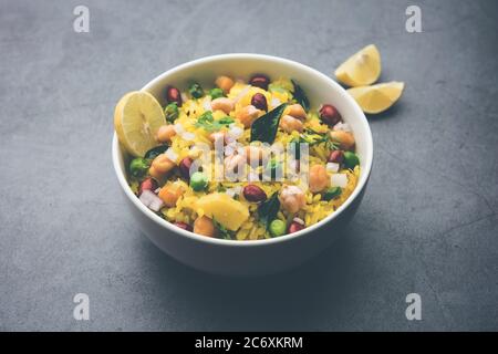 Power Kabuli Chana Poha oder Protein Rich Choley Pohe, Beliebte Maharashtrian, indisches Frühstück Rezept, selektive Fokus Stockfoto