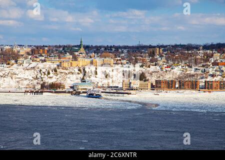 Kleine Auto- und Passagierfähre, die im Winter den St. Lawrence River von Quebec City Canada aus überquert Stockfoto