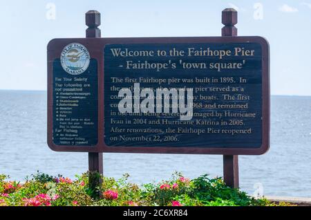 Ein Schild erzählt die Geschichte des Fairhope Municipal Pier, 11. Juli 2020, in Fairhope, Alabama. Der erste hölzerne Pier wurde 1895 auf dem Gelände gebaut. Stockfoto