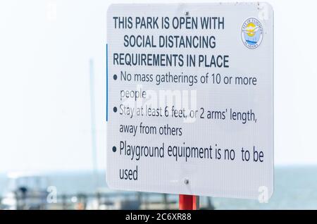 Ein Schild listet soziale Distanzierungsregeln auf, um COVID-19 am Fairhope Municipal Pier, 11. Juli 2020, in Fairhope, Alabama, zu verhindern. Stockfoto