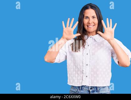 Junge schöne Brünette Frau trägt Casual Shirt zeigen und zeigen mit den Fingern Zahl zehn, während lächelnd zuversichtlich und glücklich. Stockfoto