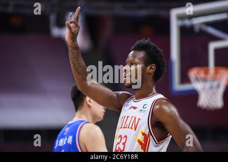 Der amerikanische Profi-Basketballspieler Sean Hill Jr. aus Jilin Northeast Tigers reagiert während eines Spiels in der ersten Phase der chinesischen Basketball-Assoziat Stockfoto