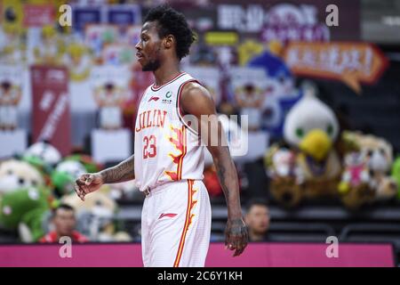 Der amerikanische Profi-Basketballspieler Sean Hill Jr. aus Jilin Northeast Tigers spielt während eines Spiels in der ersten Phase der chinesischen Basketball-Assoziati Stockfoto