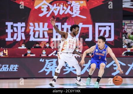 Der amerikanische Profi-Basketballspieler Sean Hill Jr. aus Jilin Northeast Tigers, links, verteidigt sich während eines Spiels in der ersten Stufe des chinesischen Basketballs Stockfoto