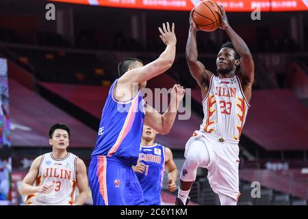 Der amerikanische Profi-Basketballspieler Sean Hill Jr. aus Jilin Northeast Tigers, rechts, schießt während eines Spiels in der ersten Stufe des chinesischen Basketballs Stockfoto