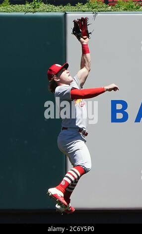 St. Louis, Usa. Juli 2020. St. Louis Cardinals Außenfeldspieler Harrison Bader macht einen springenden Fang auf einem Ball von St. Louis Cardinals Paul DeJong während eines Teams Inter-Squad Spiel im Busch Stadium in St. Louis am Sonntag, 12. Juli 2020 getroffen. Foto von Bill Greenblatt/UPI Kredit: UPI/Alamy Live News Stockfoto