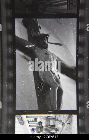 Feine 70er Jahre Vintage schwarz-weiß Lifestyle Fotografie von Jesus Christus am Kreuz. Stockfoto